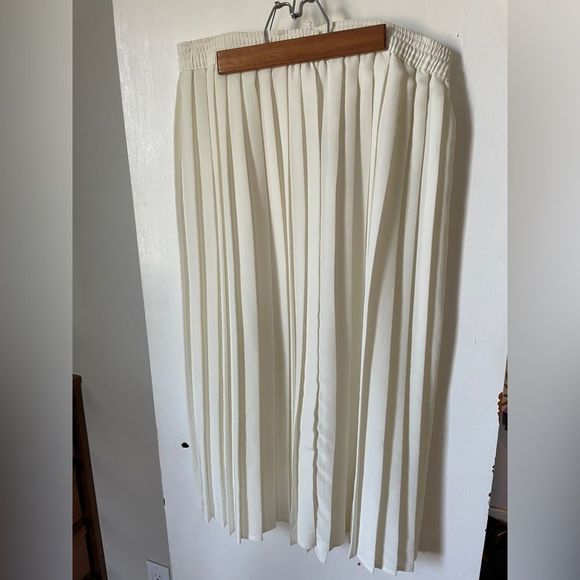 Vintage White Pleated Skirt - Picture 4 of 5